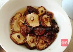 Illustration of braised chicken with mushrooms and oyster sauce 2