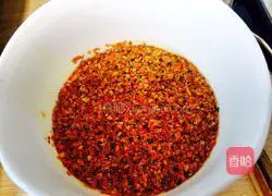 Illustration of how to make spicy oil 5
