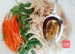 Illustration of how to mix shredded chicken 12