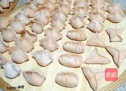 Illustration of how to make vegetable skin dumplings 11