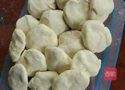 Illustration of how to make sesame candy buns 10