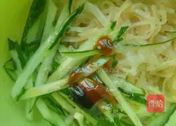 Illustration of how to make cucumber mixed with jellyfish skin 5
