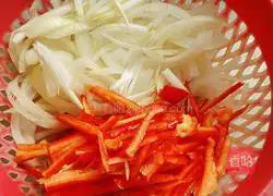 Illustration of how to make satay enoki mushroom and pork slices 3