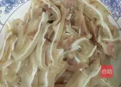 Illustration of how to stir-fry pig ears with green pepper 2