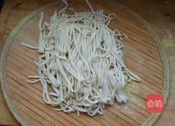 Illustration of how to make braised noodles with shredded mushrooms and chicken 17