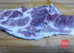 Illustration of how to make honey-red wine-baked pork chops 1