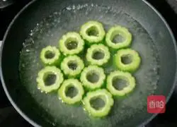 Illustration of how to make pork and mushrooms stuffed with bitter melon 11