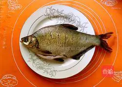 Illustration of how to make steamed Wuchang fish 2