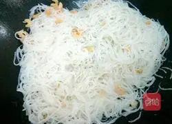 Illustration of how to make shrimp vermicelli wrapped in lettuce 10
