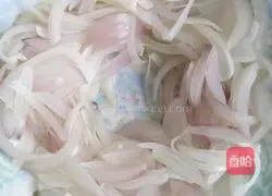 Illustration of how to make shredded pork with Beijing sauce 2