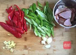 Illustration of how to make fried bacon with green pepper 2