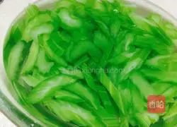 Illustration of how to make cold shredded chicken 3