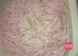 Illustration of how to make braised noodles with peppers and eggs 1