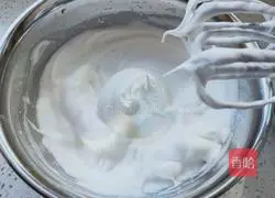 Illustration of how to make two-color cake rolls 9