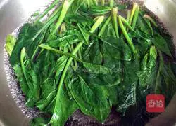 Illustration of how to make spinach with nuts 3