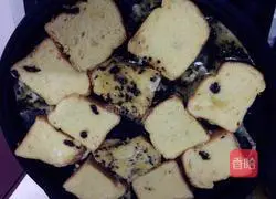 Illustration of how to make olives, vegetables and eggs with pan-fried bread slices 4