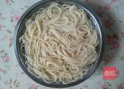 Illustration of how to make scallion noodles 8