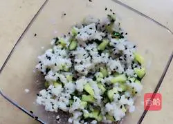 Illustration of how to make cantaloupe bacon rolls 4