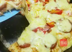 Illustration of how to make shrimp and red sausage pizza 5