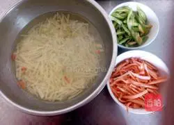 Illustration of how to make fried shredded pork with potatoes and green peppers 1