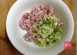 Illustration of how to make salted egg yolk pearl meatballs 2