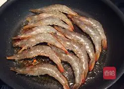 Illustration of home-style fried shrimps in oil 6