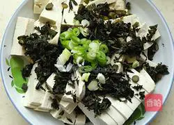 Illustration of how to make Chinese toon sprouts mixed with tofu 4