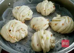 Illustration of how to make bacon rolls 18