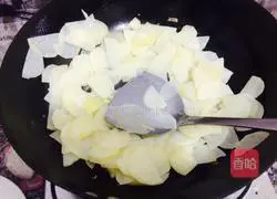 Illustration of how to make sausage and potato slices in dry pot 3