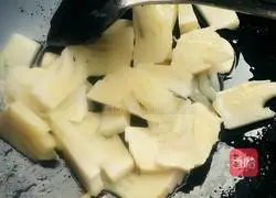 Illustration of braised spring bamboo shoots in oil 7