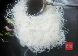 Illustration of how to make fried rice noodles with celery and lean meat 5