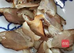 Illustration of how to make stir-fried bacon with folded ear roots 3