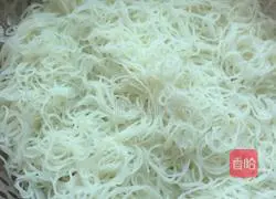 Three shredded eggs Illustration of how to make fried rice noodles 7