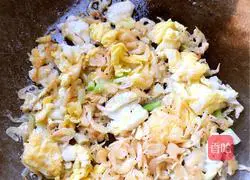 Illustration of how to make fried rice noodles with shrimp and eggs 2