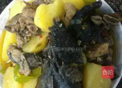 Illustration of Braised Chicken with Green Peppers and Potatoes 9