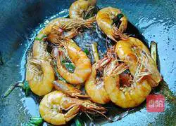 Illustration of how to fry shrimps in oil 11