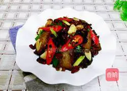 Illustration of how to make fried bacon with black bean sauce 7