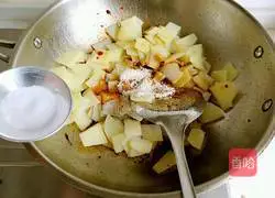 Illustration of how to make spicy griddle potato slices 11