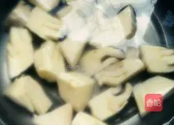 Illustration of braised spring bamboo shoots in oil 3