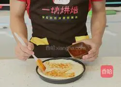 Illustration of how to make eight-inch ham and corn pizza 11