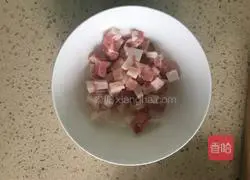 Illustration of how to make braised noodles with diced pork and beans 1