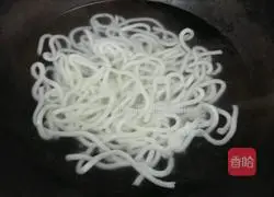 Illustration of how to make fried udon with fat beef and kimchi 2