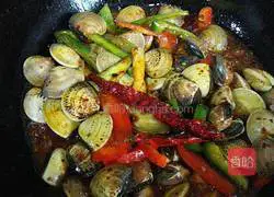 Illustration of how to stir-fry clams with onion, ginger and spicy 8