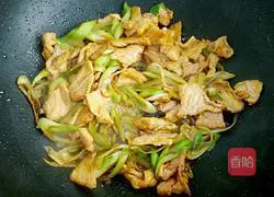 Illustration of how to stir-fry meat with green onions 7