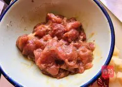 Illustration of how to make lotus white fungus with oily meat 2