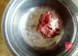 Illustration of how to make fried rice noodles with shredded pork 4