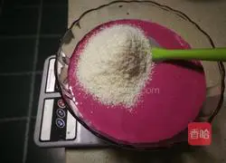 Illustration of how to make dragon fruit and coconut flavored glutinous rice cake 8
