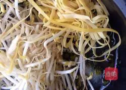 Yunnan Cross-Bridge Rice Noodles Illustration 3