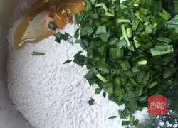 Illustration of how to make chive pancakes 3