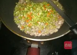 Illustration of how to make braised noodles with garlic 4